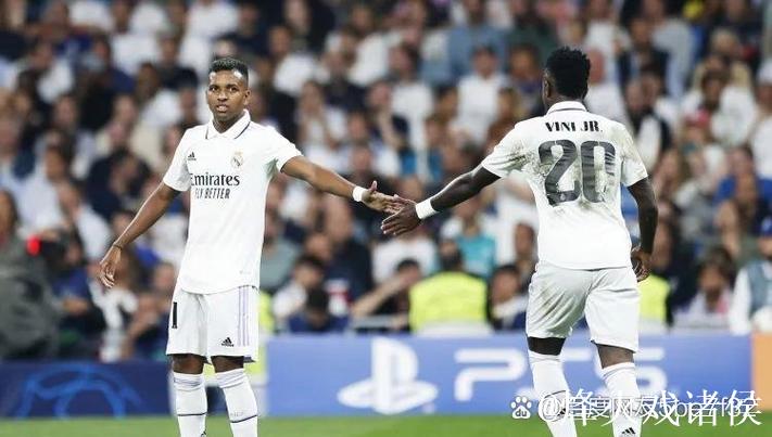 欧冠-莱万首开纪录奥斯梅恩追平 巴萨与那不勒斯1-1握手言和